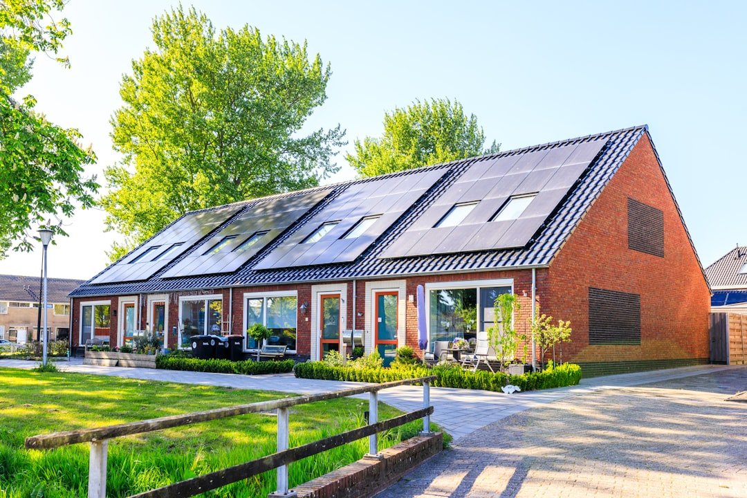 expertise-01 a-house-with-a-lot-of-solar-panels-on-the-roof-yxip843xyri
